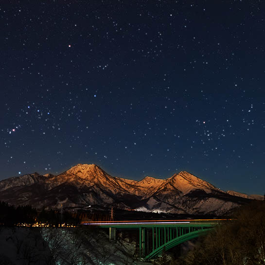 雪景色の妙高とオリオン