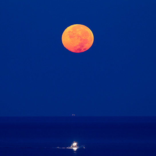 水平線のスーパームーン